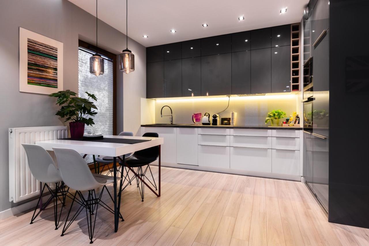 Elegant Business Accommodation With Parking - By Upstairs Krakau Buitenkant foto