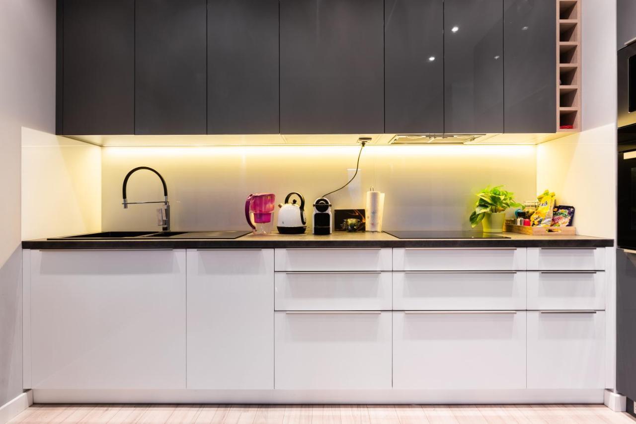 Elegant Business Accommodation With Parking - By Upstairs Krakau Buitenkant foto