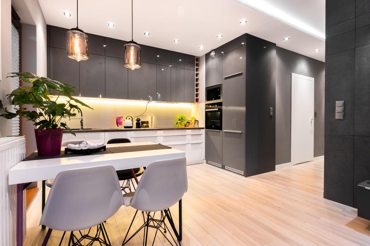 Elegant Business Accommodation With Parking - By Upstairs Krakau Buitenkant foto