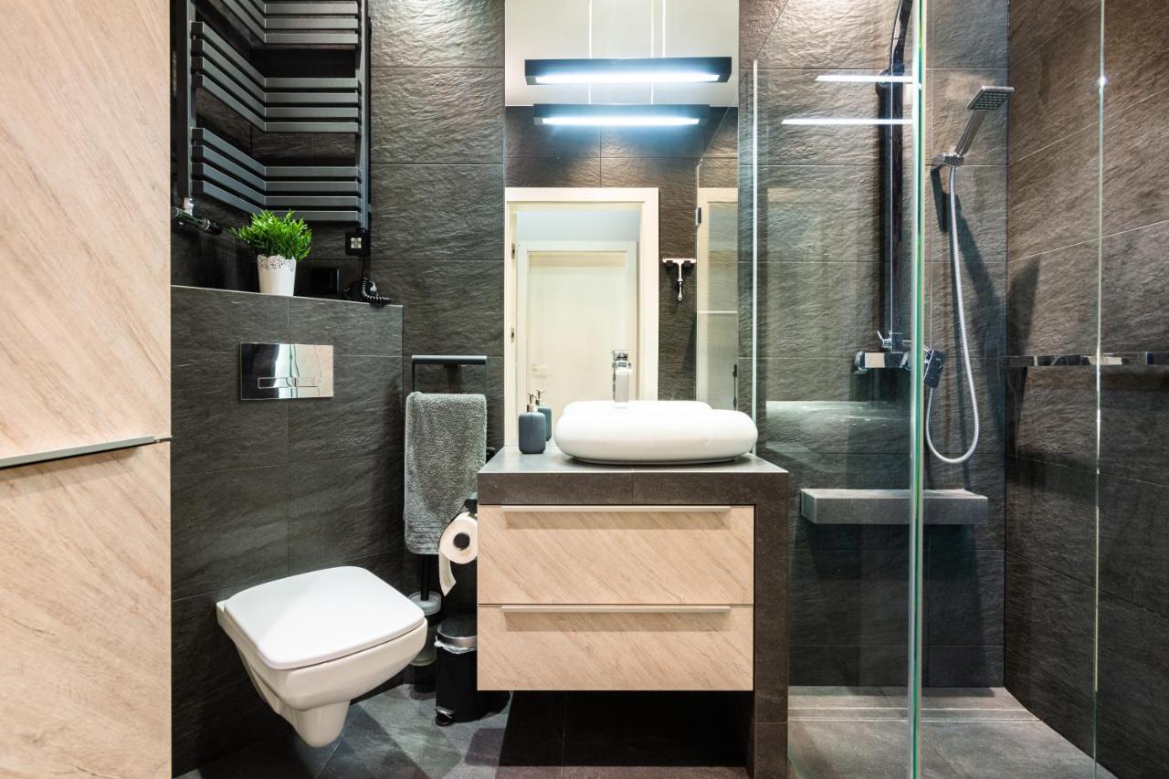 Elegant Business Accommodation With Parking - By Upstairs Krakau Buitenkant foto