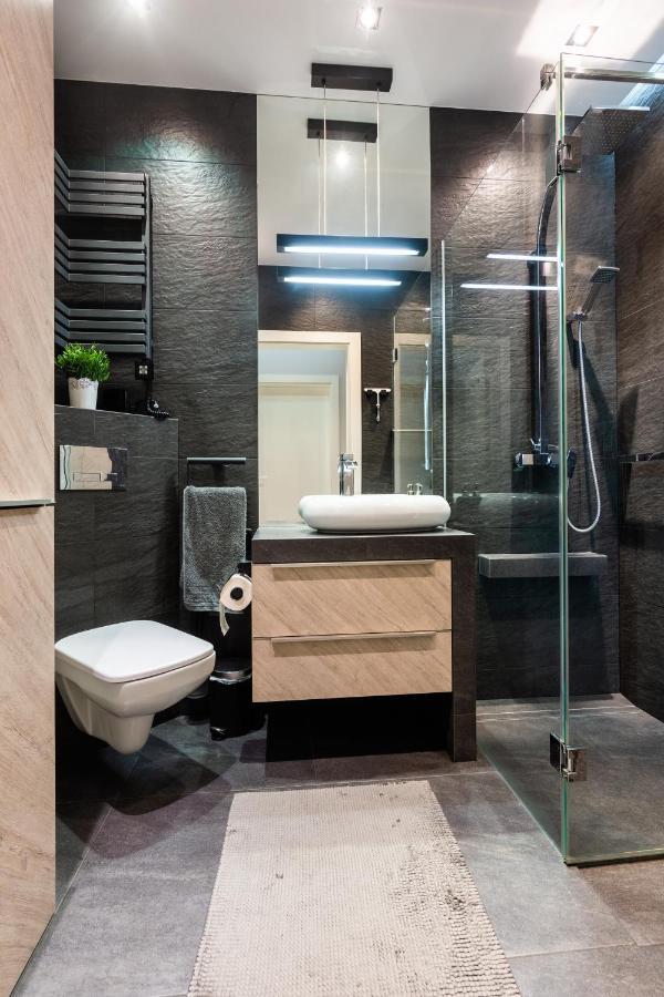 Elegant Business Accommodation With Parking - By Upstairs Krakau Buitenkant foto