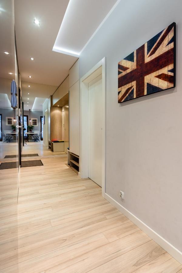 Elegant Business Accommodation With Parking - By Upstairs Krakau Buitenkant foto